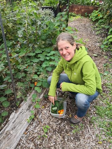 Photo of Nina Osswald doing some gardening